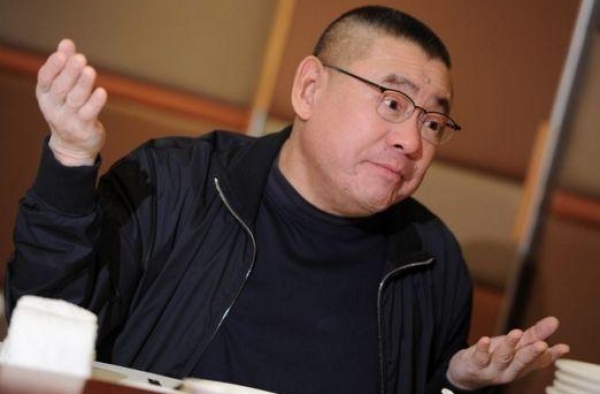 92岁李嘉诚驼背了，李兆基也老态龙钟，吕志和却还跟美女约会