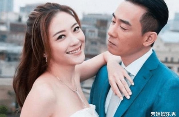 幸福！应采儿为小儿子买推车摆拍，身材火辣大长腿吸睛