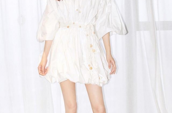 性感大长腿的极品女神唐嫣时尚白裙优雅女人味十足