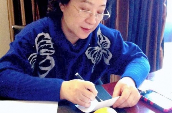 著名表演艺术家王馥荔近照曝光，虽71岁戴着老花镜，却知性依然