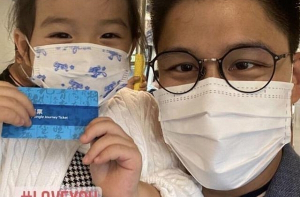 霍启刚郭晶晶三岁女儿近照曝光 与爸爸开心坐地铁