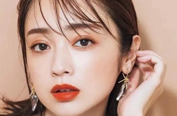 日本美丽童颜女演员安达佑实，保持青春的秘诀是什么？