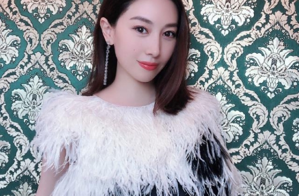 樊少皇小十岁娇妻晒孕照，高龄二胎只胖肚子！曾因抗抑郁产生幻听