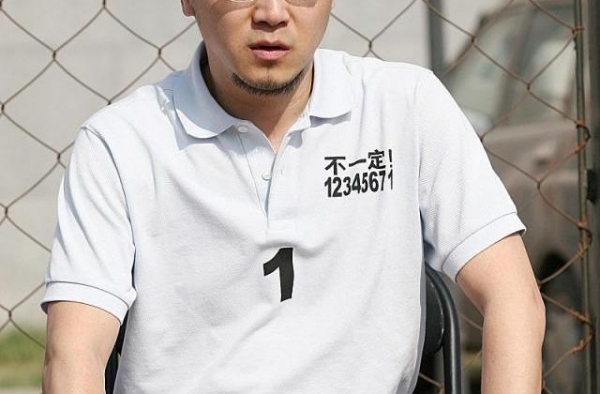51岁窦唯进路边店就餐，被媒体大赞接地气，网友：一个歌手而已