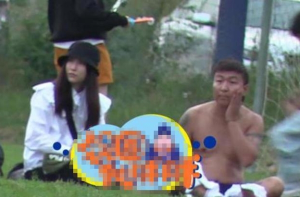 陈羽凡和小18岁的女朋友现身足球场，吸毒被抓后形象越来越糟。