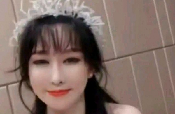 36岁萨顶顶塑胶脸可怕，认识富豪90天闪婚，为何与金星互撕？