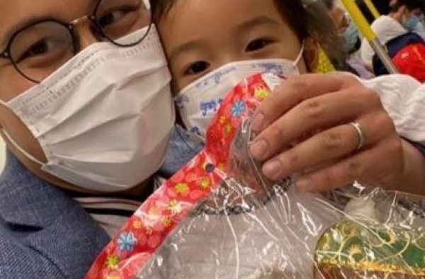 霍启刚带女儿坐地铁：“爱你，我的心肝”，网友在线召唤李湘学习