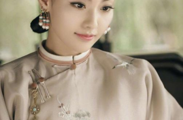 她是清朝皇室后人，出道后坚决拒演清宫戏，受刘德华邀请破例一次
