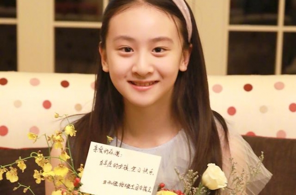 14岁李嫣拍大片，不再故意遮挡嘴巴，终于看到王菲年轻时的影子