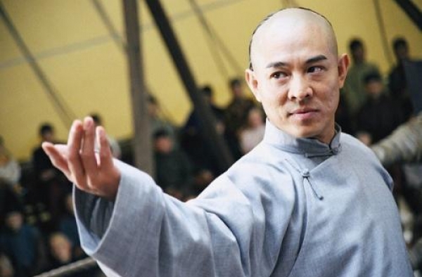 李连杰接班人2秒就放倒吴京，甄子丹也承认打不过，巅峰期遭毁容