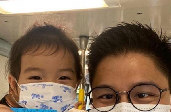霍启刚带3岁女儿坐地铁，霍中研穿着朴素手提灯笼，长相酷似爸爸