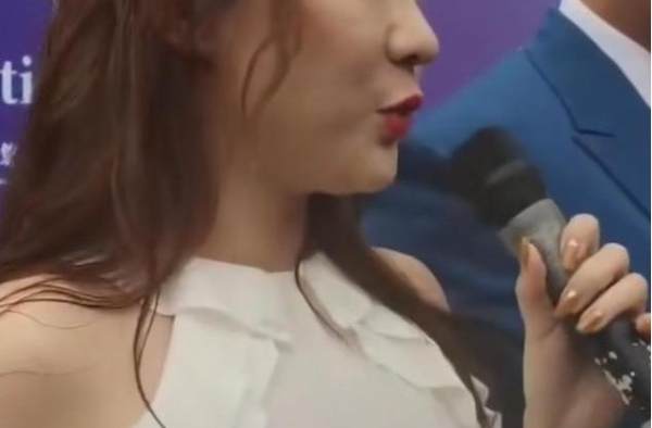 霍思燕露面身材显丰满，杜江为其打伞却走神，妻子被淋湿浑然不觉