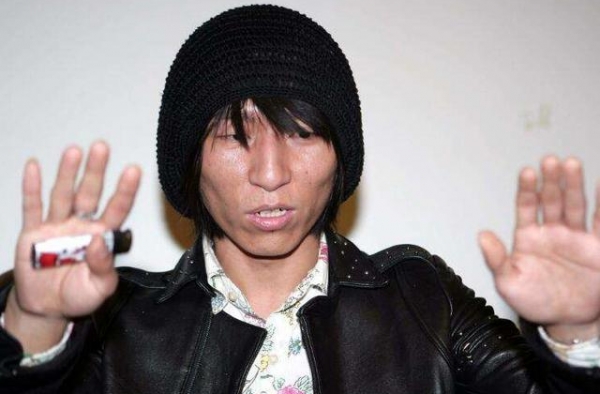 陈羽凡与女友首正面同框！球场互动狂撒狗粮，女方长相神似白百何