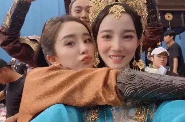 杨幂：我才不是一个可以被你黑的女同学！