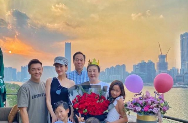 蒋丽莎晒一家八口大合照，人口众多画面壮观，陈浩民曾暗示拼五胎