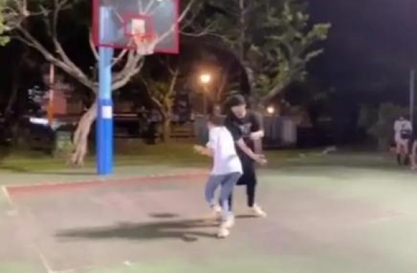 周杰伦撒狗粮晒与昆凌打篮球，真正爱你的人怎么舍得让你卑微
