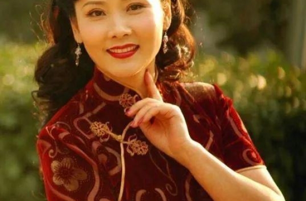 他是何赛飞爸爸，为了女儿终身不再娶，看女儿嫁初恋被独宠32年
