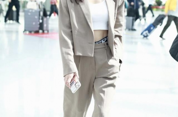 41岁秦岚气质优雅状态佳，紧身礼服也能完美驾驭，秀出S型身材