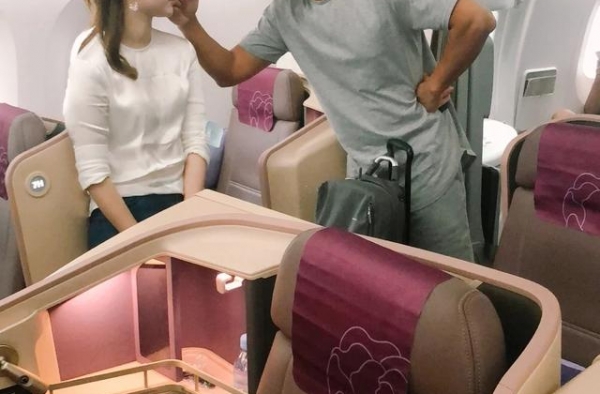 乐嘉飞机上撩妹被拍，已婚身份引质疑，网友：他还强吻谢娜