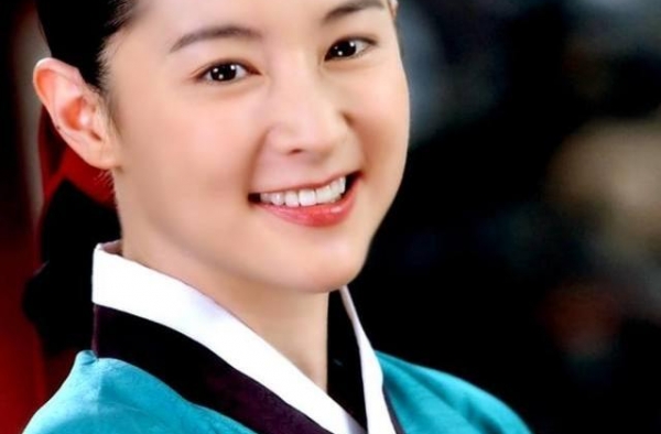 49岁李英爱带孩子玩，9岁龙凤胎身高到妈妈肩膀，女儿可爱漂亮
