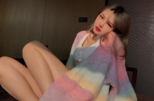 周扬青变性感辣妹，美术馆大凹造型，被传新恋情后配文暧昧不避嫌