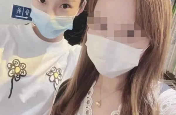 齐娇返港与闺蜜逛街心情大好，每月领10万生活费，完全衣食无忧