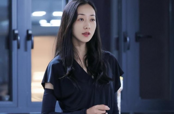 韩雪不愧是公认女神！黑T恤搭牛仔裤，简约组合也能衬出绝佳气质