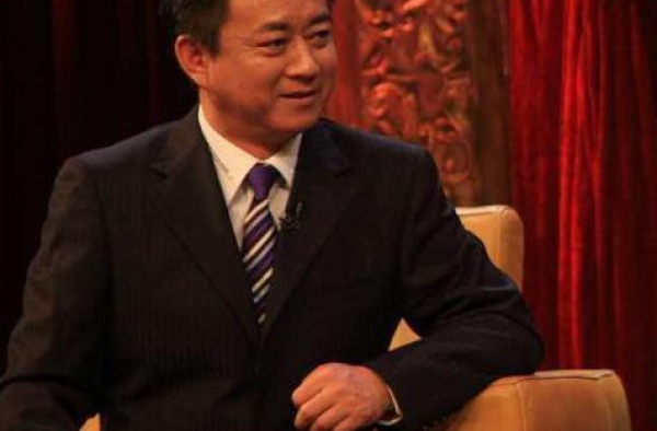 朱军妻子罕秀恩爱，翩翩起舞表情喜悦，还曝老公亲自为她设计丝巾