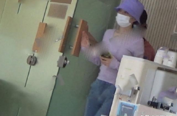 李小璐低调现身医院，全副武装去了整容科，还询问医保相关事宜