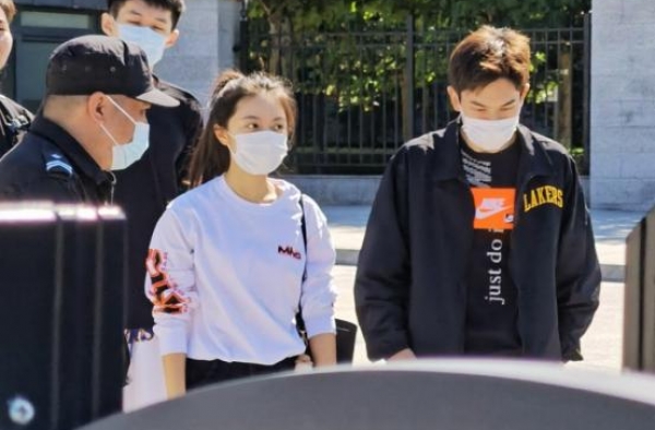 赵今麦开学太低调了，比起日常的“时髦”，卫衣黑裤着实不起眼