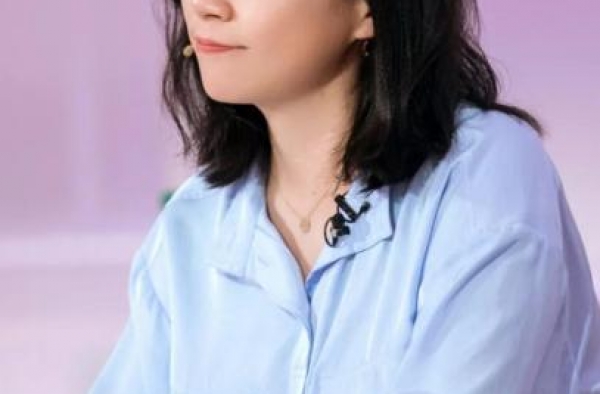 龙丹妮签人大手笔，画饼能力是第一，其实怎样艺人都知道