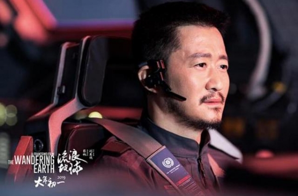 吴京又现憨憨一面！不顾妻子讨价还价，一旁甩雨伞玩被笑像老大爷
