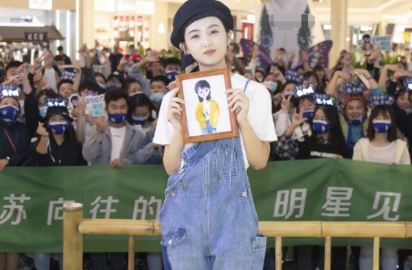 张子枫现身商场被抓拍，无美颜滤镜下的颜值，我没看错吧？