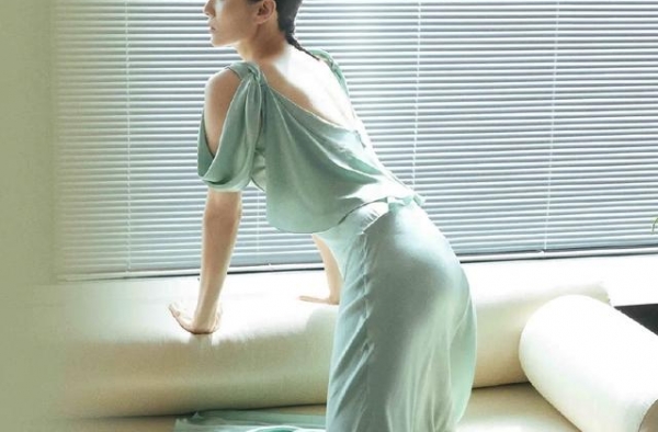 宋佳、吉娜出席活动撞衫，你觉得谁穿上更加的有魅力？