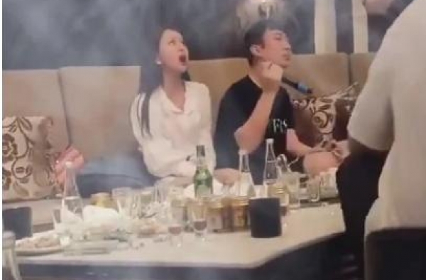 王思聪现身KTV猛吸烟，与身旁＂无眉女＂亲密合唱，被嘲没本事