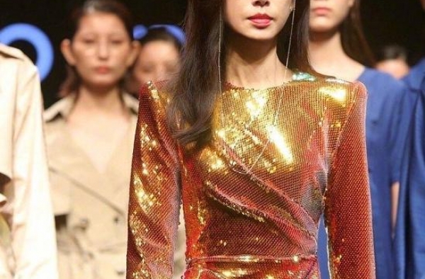 54岁李若彤再次凭借身材上热搜，自律的女人太恐怖
