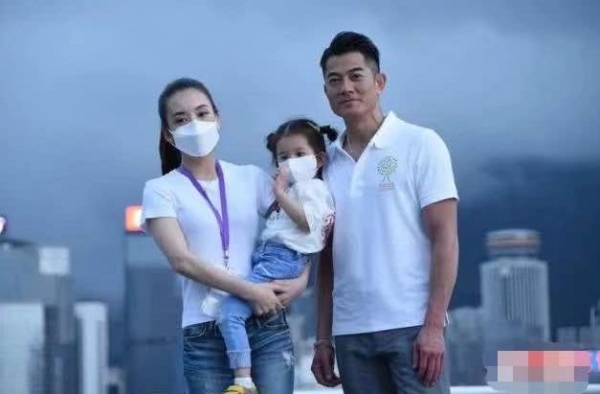 方媛晒美照为夫宣传新电影，妆容华贵气色佳，越来越像贵妇靠拢