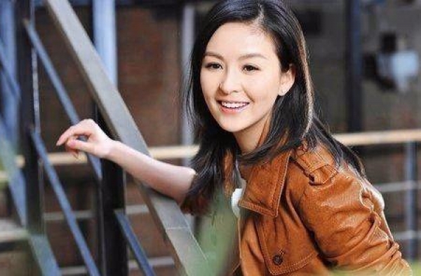 她本无心嫁入豪门，却被富豪追求10年，今36岁被老公宠成公主