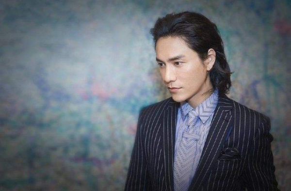 陈坤18岁儿子近照曝光，酷似韩星范！生母之谜仍未解开