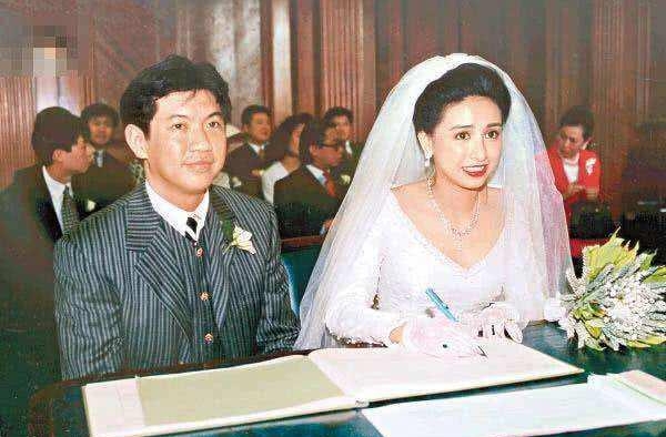51岁港姐吴婉芳气质真好，穿针织衫配超短裙，和老公就像隔代人