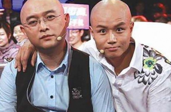 网友飞机偶遇乐嘉，手叉腰单手撩妹，白衣美长相清纯可人一动不动