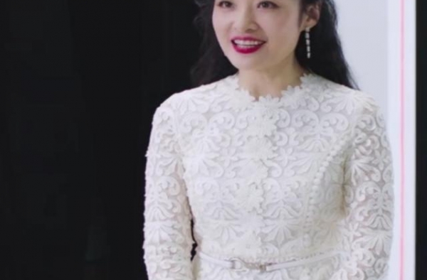 52岁周涛近照惊艳众人，紧身蕾丝裙显身材，一抹红唇似粉嫩少女