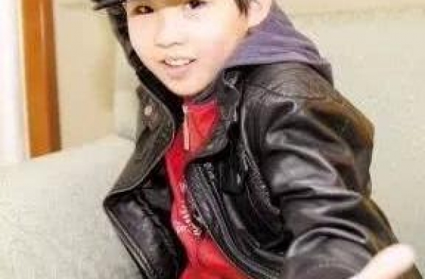 9岁在春晚与周杰伦现场飚舞，家人为捧红他卖家产，今平庸为路人