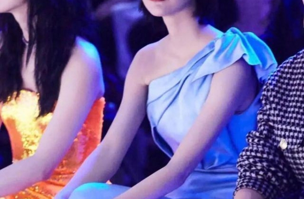 车晓无论颜值身高都算的上一流，但略显消瘦的身材缺少韵味