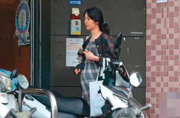 向佐首谈当爹感受，透露无法陪在孕妻身边原因，被吐槽利用郭碧婷