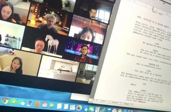 王文也深夜上网课 谈恋爱也不忘认真学习