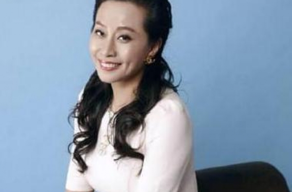 她曾是常驻春晚女笑星，因丈夫去世淡出舞台，今已再嫁女儿9岁