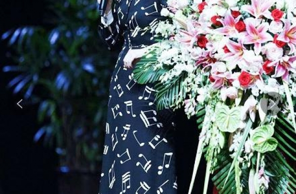 董卿强势回归！穿工装连体衣戴十几万的表颜值美成初恋，笑容好甜