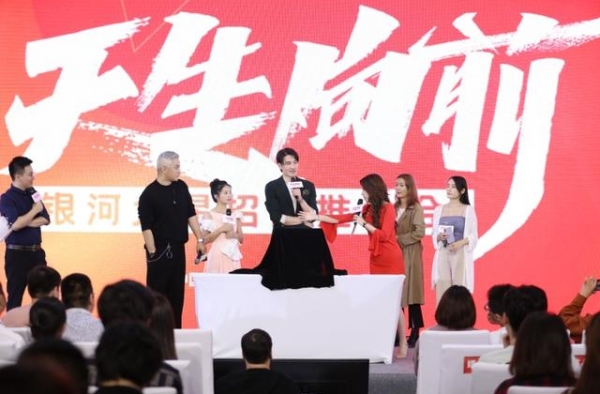 50岁的胡兵摇身一变成主播，明星“赶潮”直播