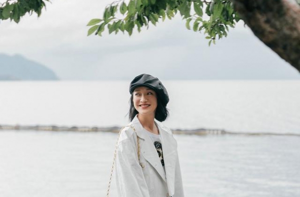 周迅秋游大片 海边散步随意真实